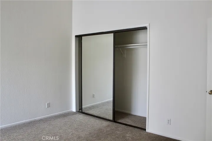 3rd bedroom with high celings.