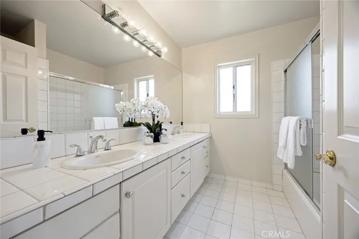 Double sink full bath upstairs