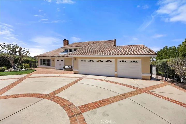 View front of the home circular dirveway