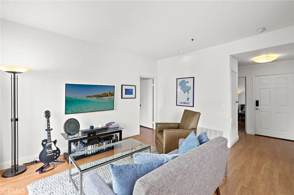 17641 Sergio Circle 203, Huntington Beach, California 92647 home-pic-4