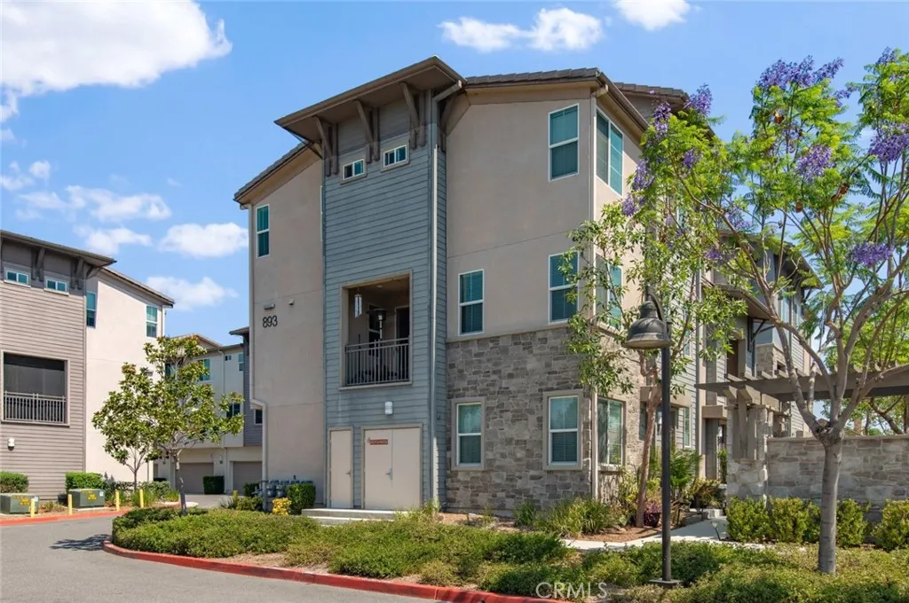 893 Tangelo Way 101, Corona, California 92878, 3 Bedrooms Bedrooms, ,4 BathroomsBathrooms,Residential,For Sale,Tangelo,TR25171085