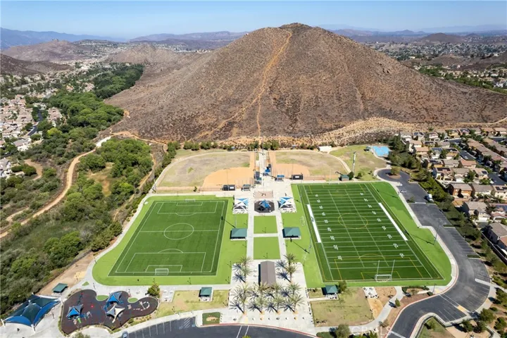 Canyon Hills Community features