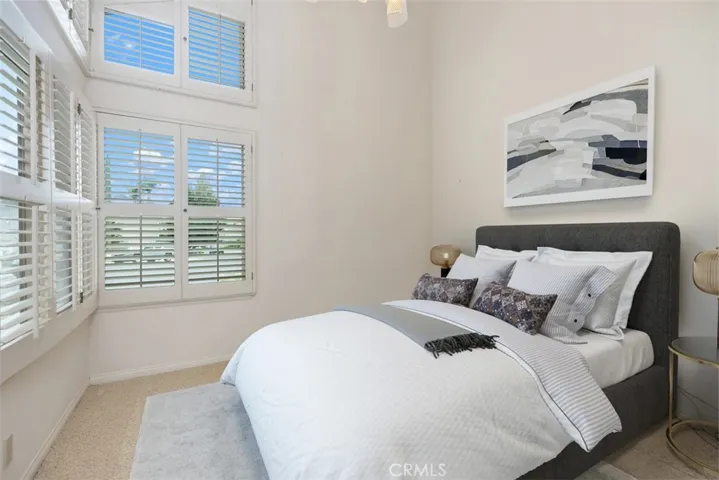 Main floor spacious bedroom.
Note: This room is virtually staged.