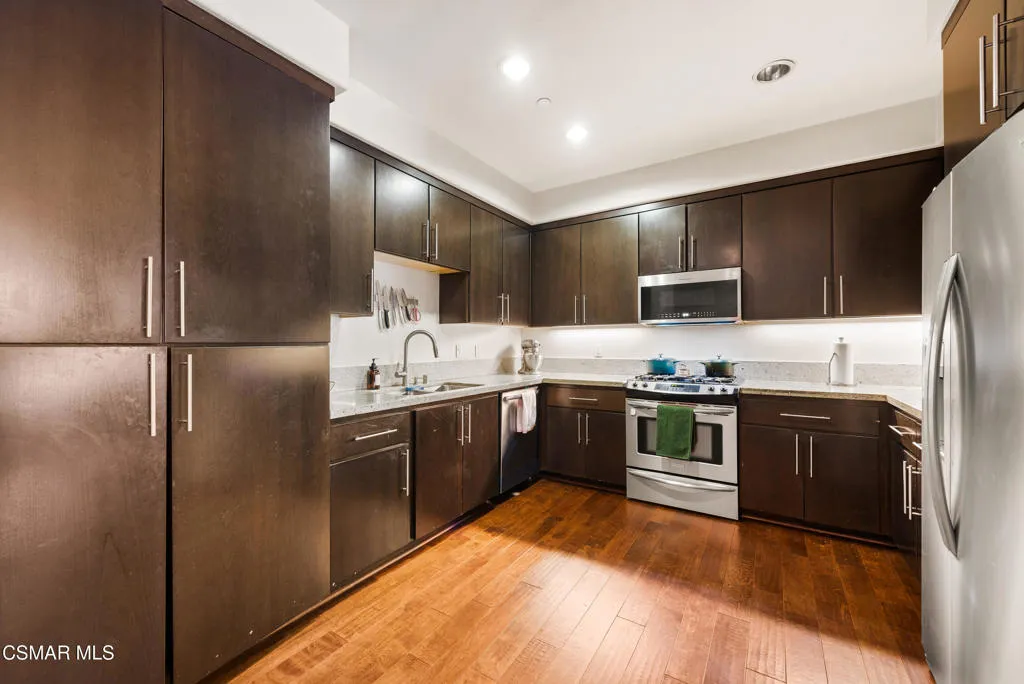 10878 Bloomfield Street 107, Toluca Lake, California 91602 home-pic-5