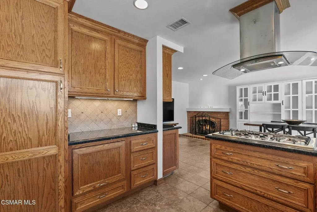 6435 Hazel Circle, Simi Valley, California 93063 home-pic-15