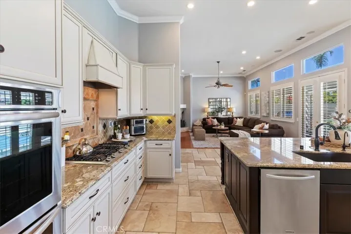 1083 La Vaughn Circle, Corona, California 92881
