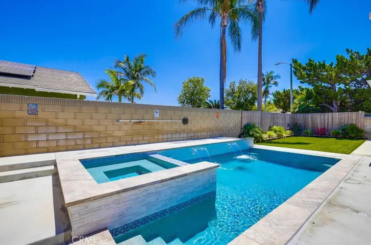 Inviting pool /spa. Ask about the different water colors....