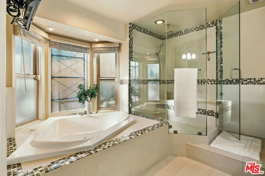 1664 Las Flores Drive, Glendale, California 91207 home-pic-39