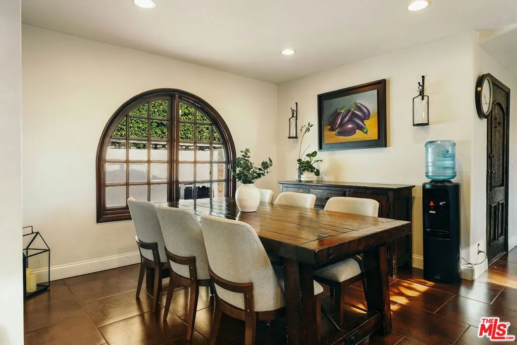 1664 Las Flores Drive, Glendale, California 91207 home-pic-17