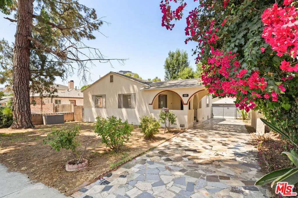 327 N Avon Street, Burbank, California 91505, 4 Bedrooms Bedrooms, ,3 BathroomsBathrooms,Residential Lease,For Rent,Avon,25572095