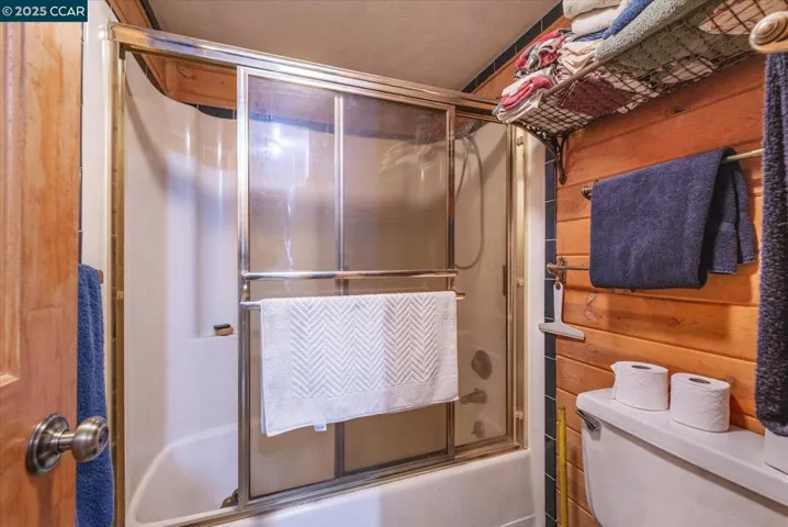 Guest bath with shower/tub combo and efficient storage, designed for convenience after long days on the slopes.