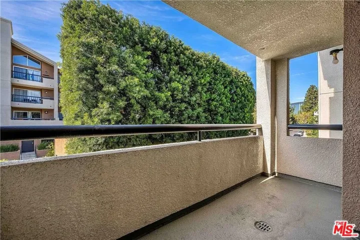 5565 Canoga Avenue 118, Woodland Hills, California 91367