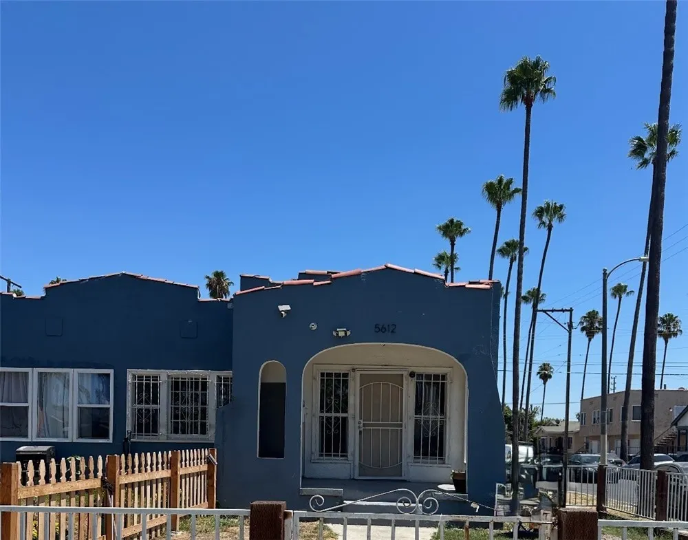 5610 S St Andrews Place, Los Angeles, California 90062, 2 Bedrooms Bedrooms, ,1 BathroomBathrooms,Residential Lease,For Rent,St Andrews,DW25172386