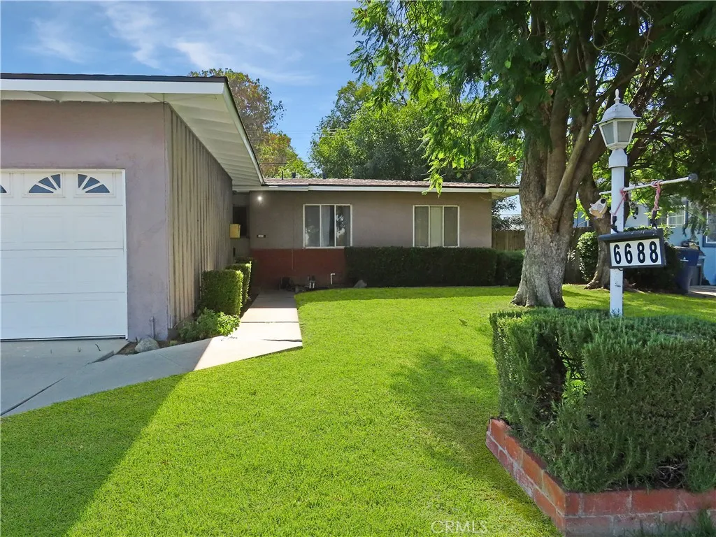 6688 Montclair Drive, Riverside, California 92504 home-pic-1