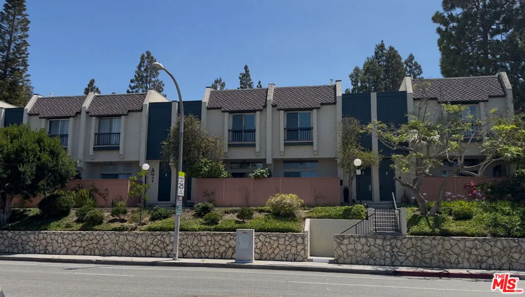 11260 Overland Avenue 2e, Culver City, California 90230, 3 Bedrooms Bedrooms, ,3 BathroomsBathrooms,Residential Lease,For Rent,Overland,25572259