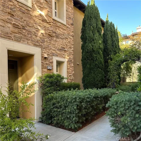 128 Roadrunner, Irvine, California 92603