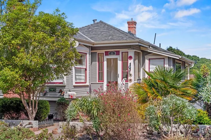 311 Walnut Street, Pacific Grove, California 93950