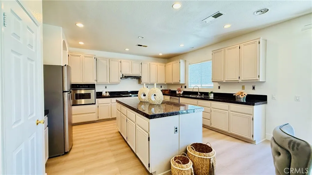 11958 Sunstone Court, Eastvale, California 91752 home-pic-16