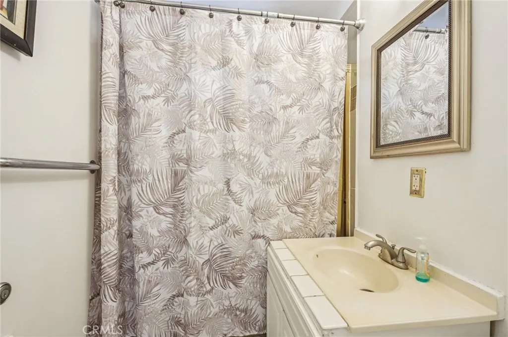 826 Del Valle Avenue, La Puente, California 91744 home-pic-19