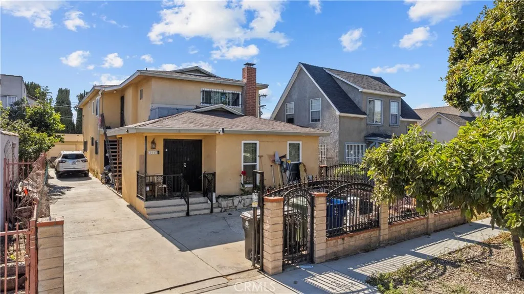 3887 S Van Ness Avenue, Los Angeles, California 90062 home-pic-0