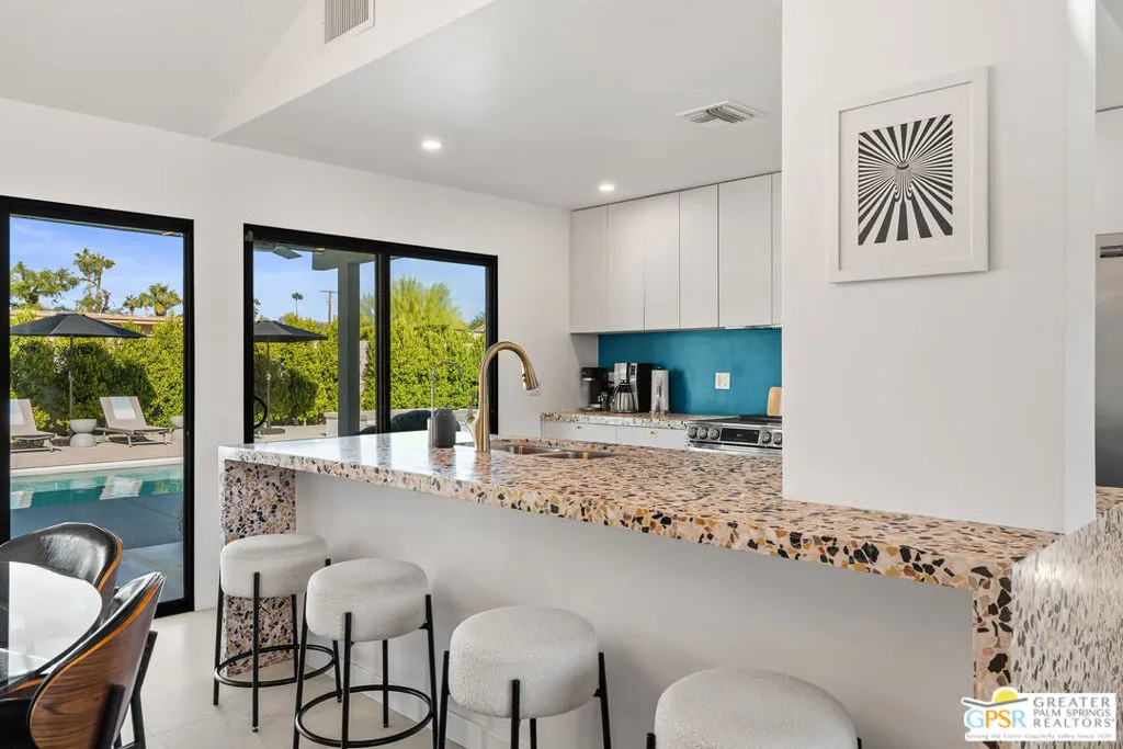 888 E El Conquistador, Palm Springs, California 92262 home-pic-16