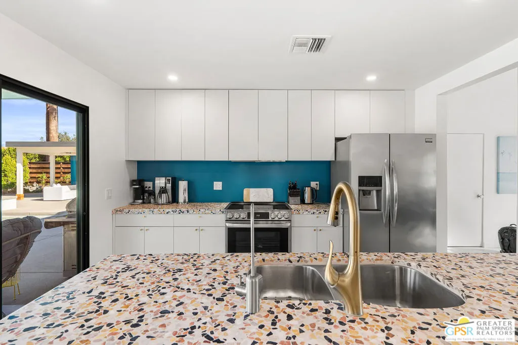 888 E El Conquistador, Palm Springs, California 92262 home-pic-19