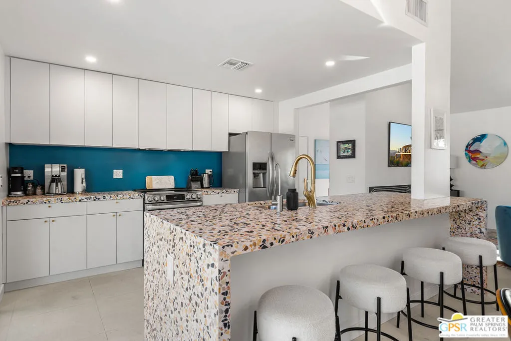 888 E El Conquistador, Palm Springs, California 92262 home-pic-17