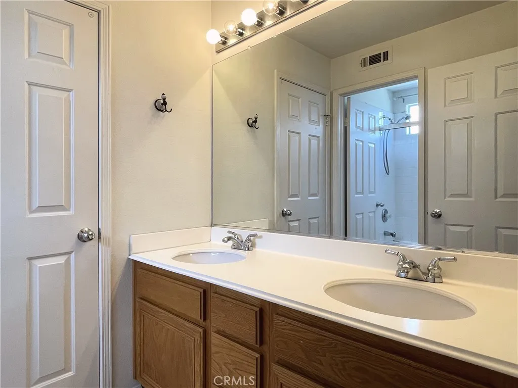 2nd floor bathroom (Jack & Jill)