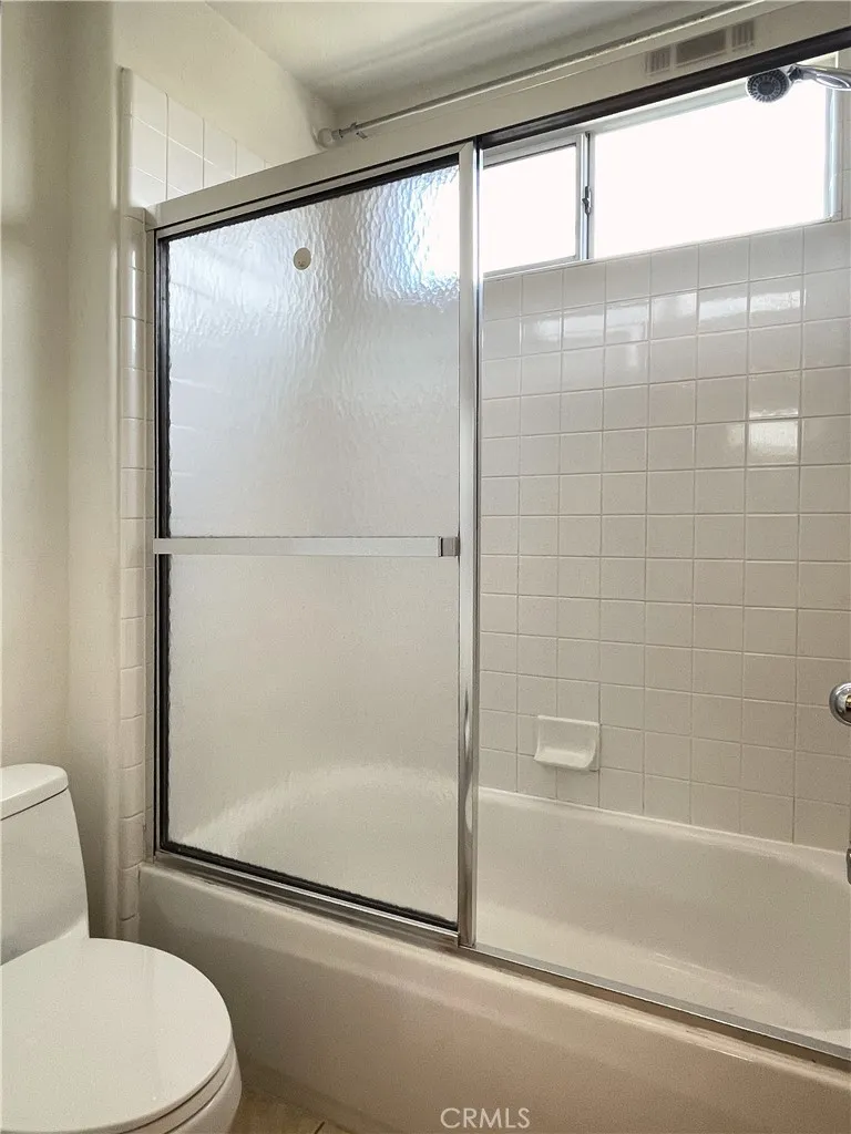 2nd floor bathroom (Jack & Jill)