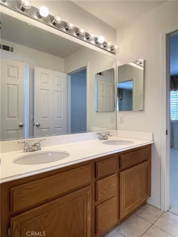 2nd floor bathroom (Jack & Jill)