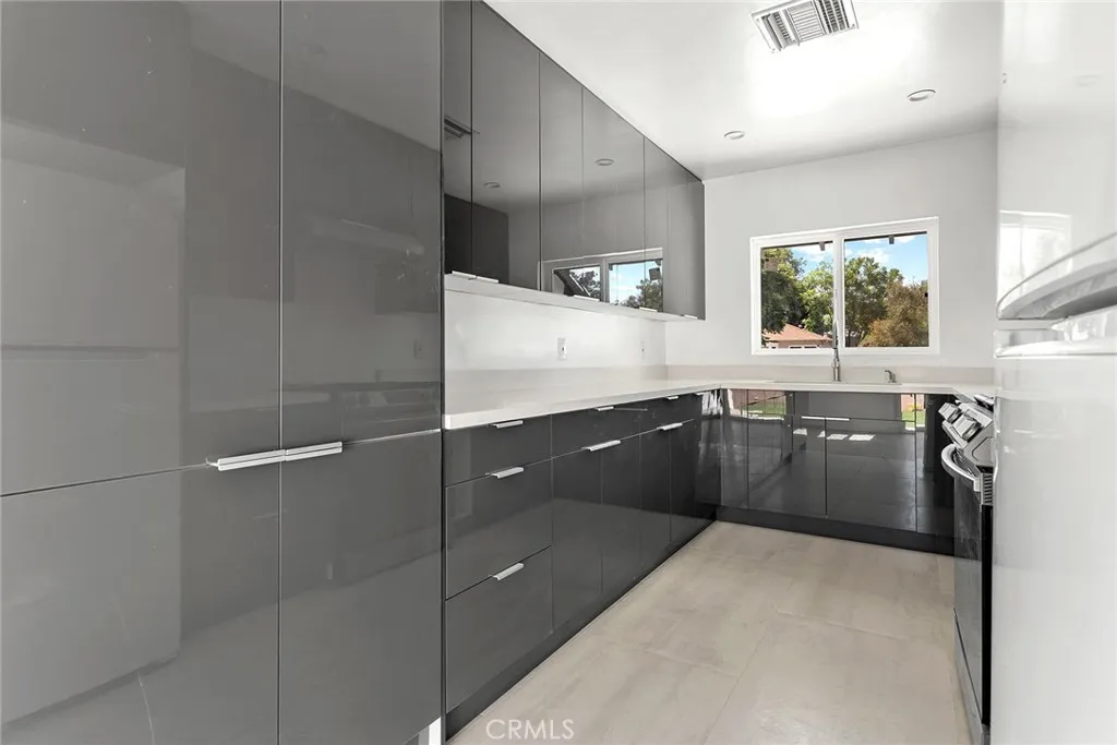 22723 Leonora Drive, Woodland Hills, California 91367 home-pic-6