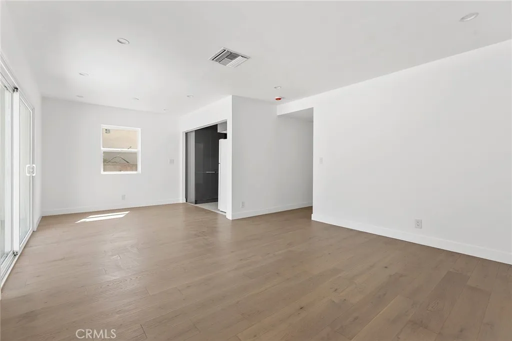 22723 Leonora Drive, Woodland Hills, California 91367 home-pic-10