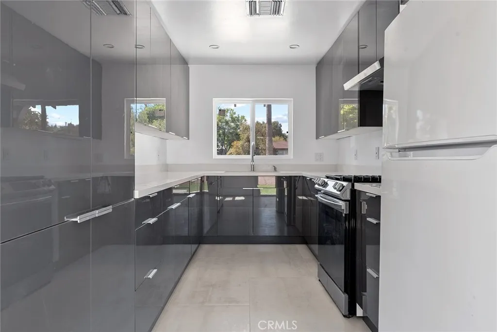 22723 Leonora Drive, Woodland Hills, California 91367 home-pic-5
