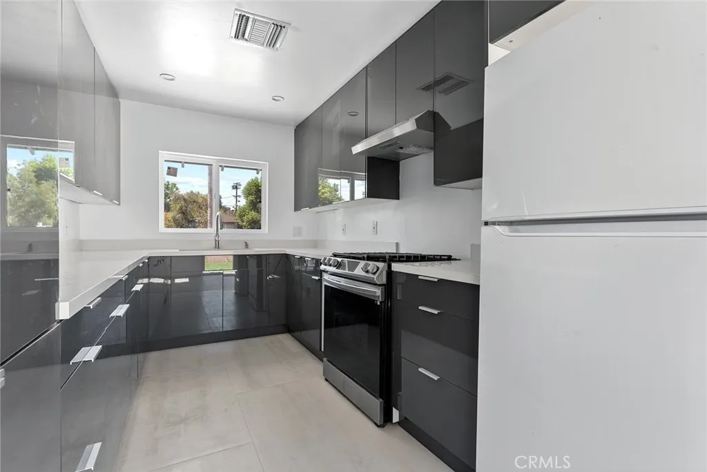 22723 Leonora Drive, Woodland Hills, California 91367 home-pic-4