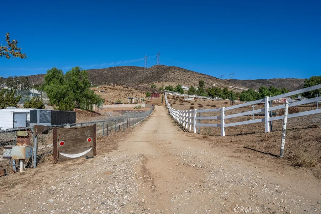 Sign at bottom of driveway