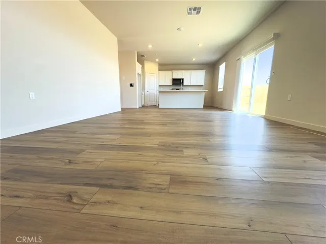 Larger and spacious family room with 9ft ceiling