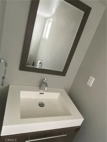 Main 1/2 bath