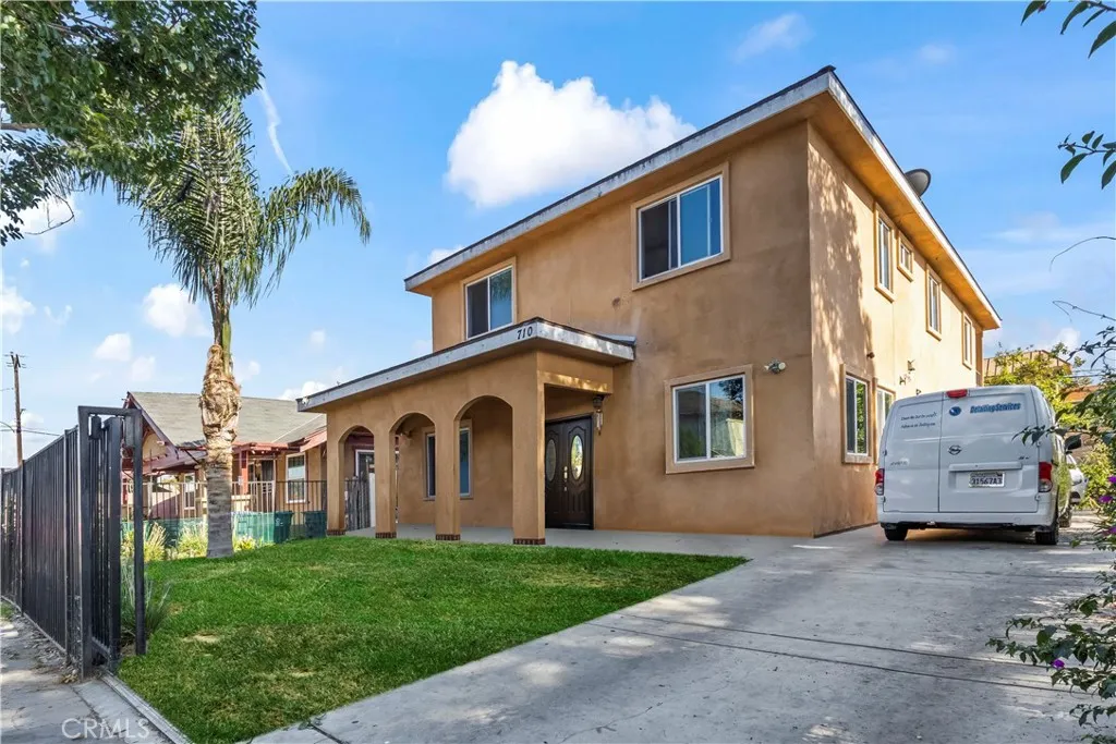 710 E 2nd Street, Santa Ana, California 92701, 4 Bedrooms Bedrooms, ,5 BathroomsBathrooms,Residential,For Sale,2nd,PW25173669
