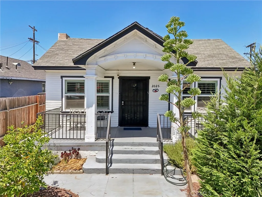 2025 W Vernon Avenue, Los Angeles, California 90062 home-pic-1