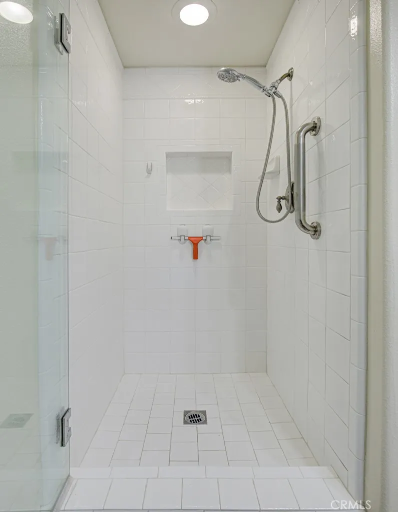 2372 Via Mariposa W B, Laguna Woods, California 92637 home-pic-19