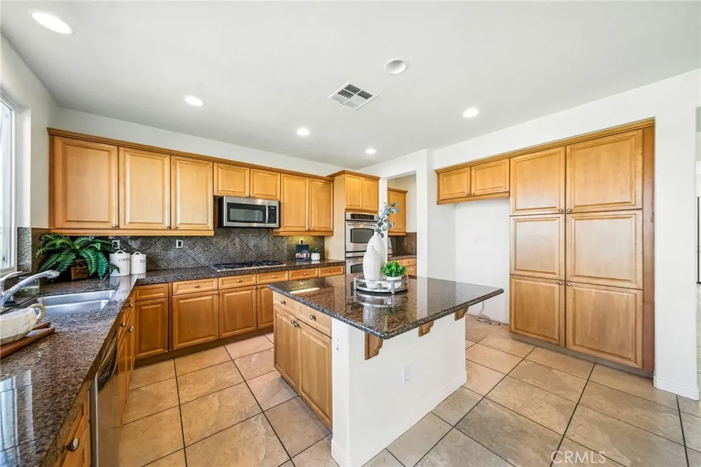 21 Via Palmieki Court, Lake Elsinore, California 92532 home-pic-14