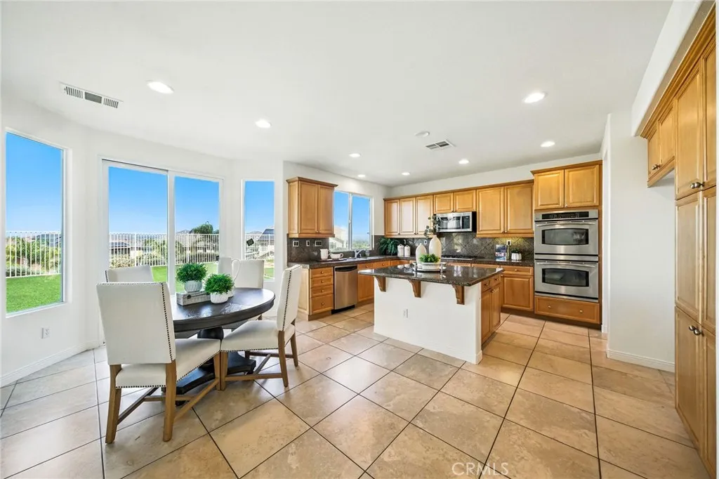 21 Via Palmieki Court, Lake Elsinore, California 92532 home-pic-15