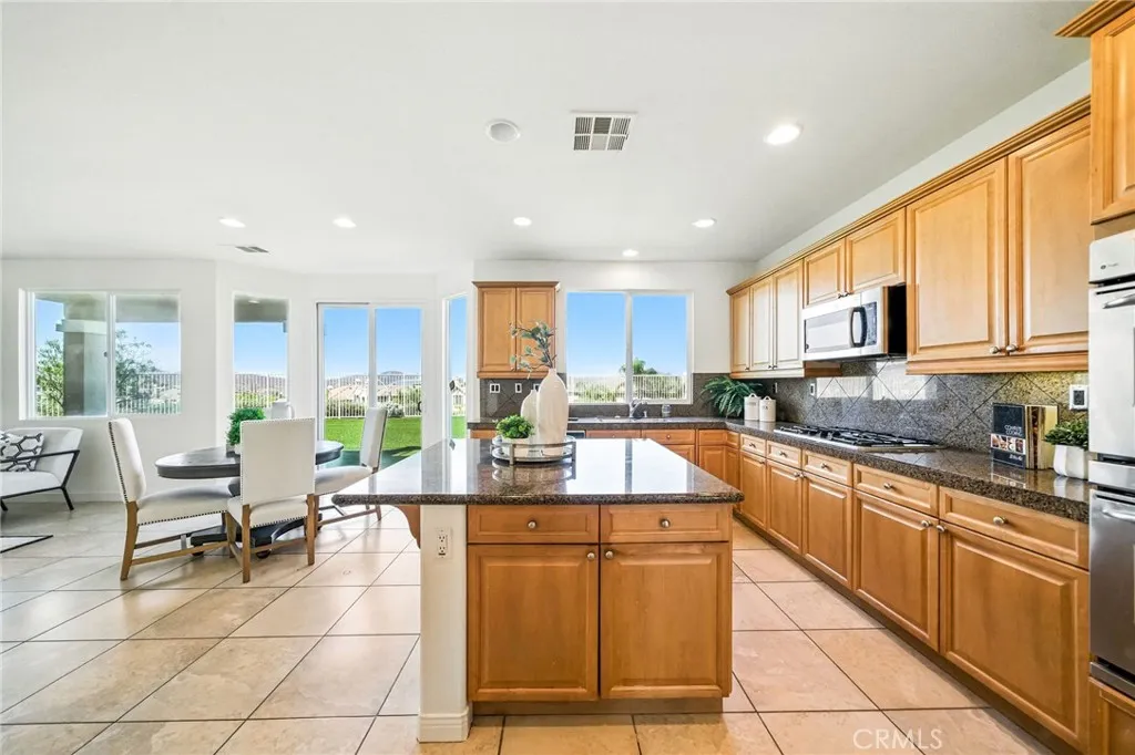 21 Via Palmieki Court, Lake Elsinore, California 92532 home-pic-16