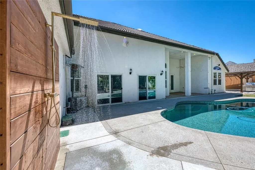 218 W Hubert Court, Fresno, California 93711 home-pic-57