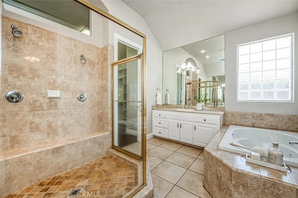 218 W Hubert Court, Fresno, California 93711 home-pic-35