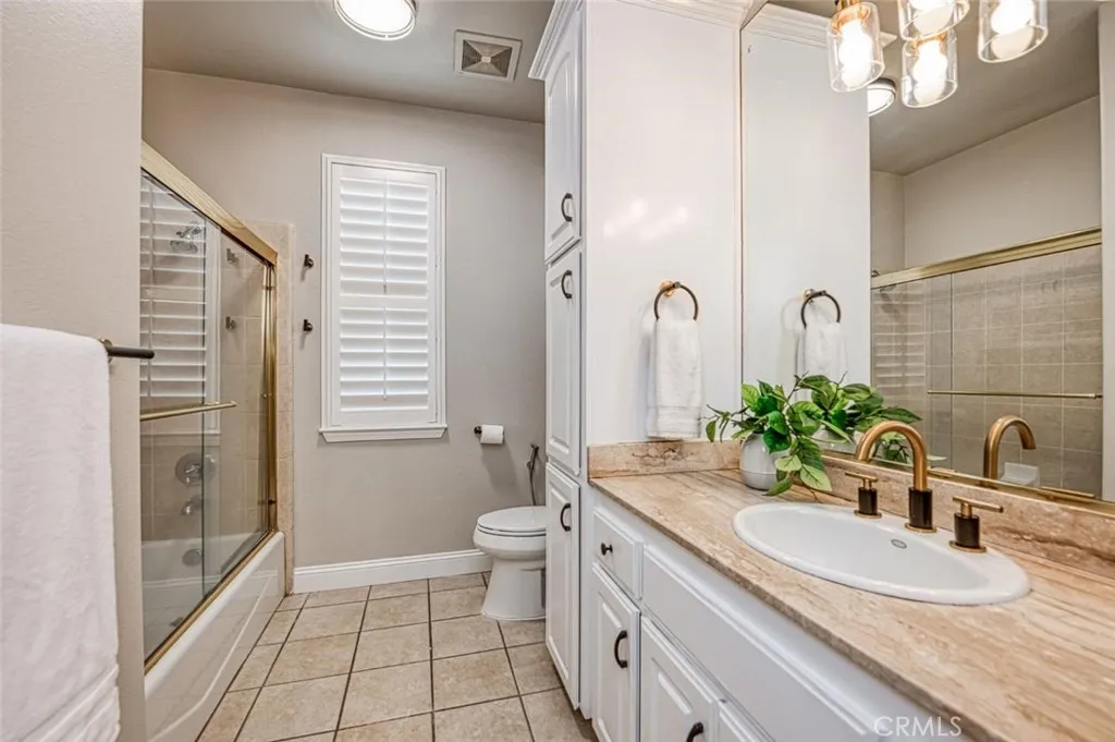 218 W Hubert Court, Fresno, California 93711 home-pic-25