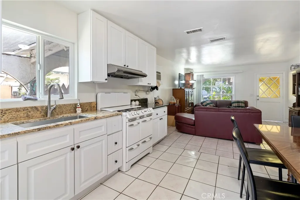 8446 Bradley Avenue, Sun Valley, California 91352 home-pic-3