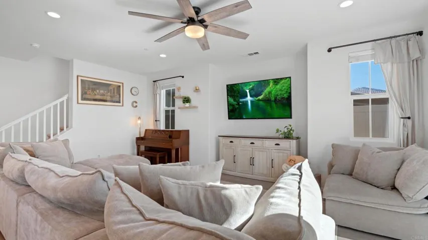 262 Camellia Way, Vista, California 92083