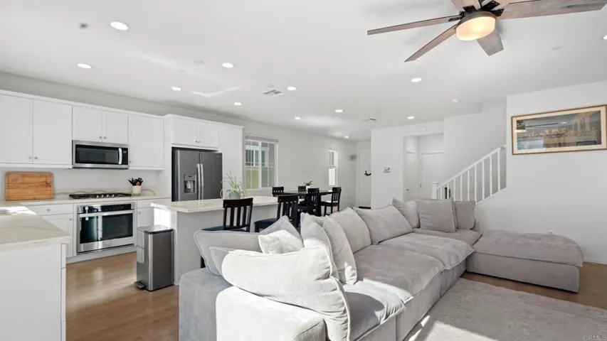 262 Camellia Way, Vista, California 92083