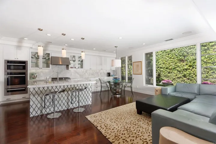 7127 Fay Avenue, La Jolla, California 92037